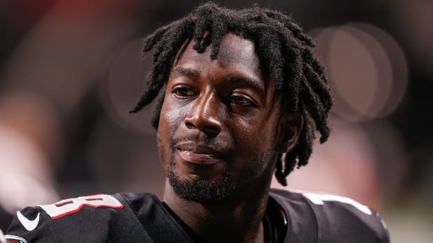 Atlanta Falcons wide receiver Calvin Ridley (18) on the field at Mercedes-Benz Stadium.